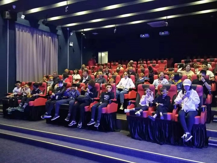 人們在5D影院體驗(yàn)的場景