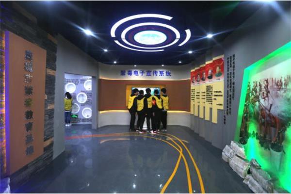 學生在認真學習禁毒知識