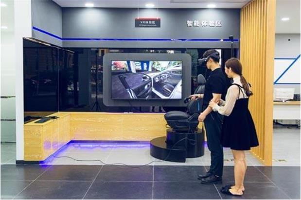 一對年輕情侶在體驗MR智能頭顯裝置