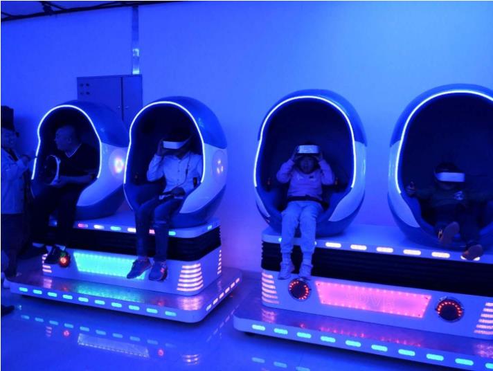 大人小朋友正在體驗vr體驗館里的設備