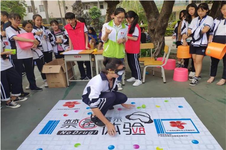 學(xué)生正在體驗(yàn)禁毒體驗(yàn)游戲