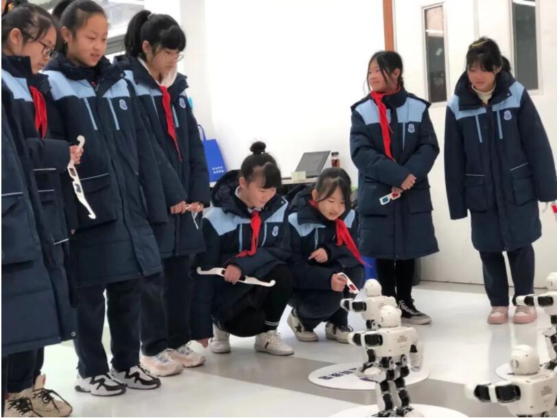 學生正在玩弄交通安全機器人