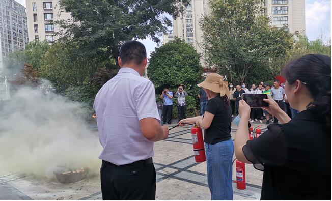 居民在進行消防滅火培訓(xùn)